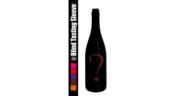 Chaussette noire Blind Tasting Sleeve sur une bouteille avec point d’interrogation rouge