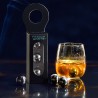 Glaçons boules Titanium Spirits avec leur boîte à côté d’un verre de whisky