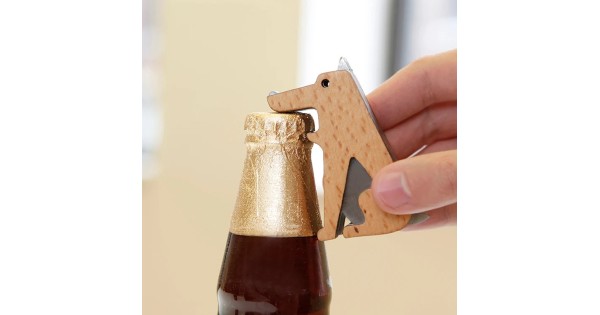 Décapsuleur Fetch Kikkerland utilisé sur une bouteille de bière