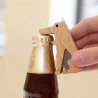 Décapsuleur Fetch Kikkerland utilisé sur une bouteille de bière