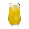 Gobelet Ultime Bord Or 40 cl présenté avec une boisson jaune et des glaçons