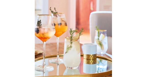 Gobelet et verres à pied Ultime Bord Or présentés avec des cocktails