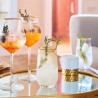 Gobelet et verres à pied Ultime Bord Or présentés avec des cocktails