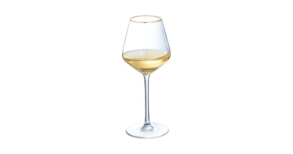 Verre à vin Ultime Bord Or 38 cl Cristal d’Arques rempli de vin blanc