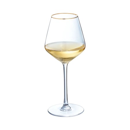 Verre à vin Ultime Bord Or 38 cl Cristal d’Arques rempli de vin blanc