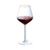 Verre Ultime Bord Or 47 cl Cristal d’Arques présenté avec du vin rouge