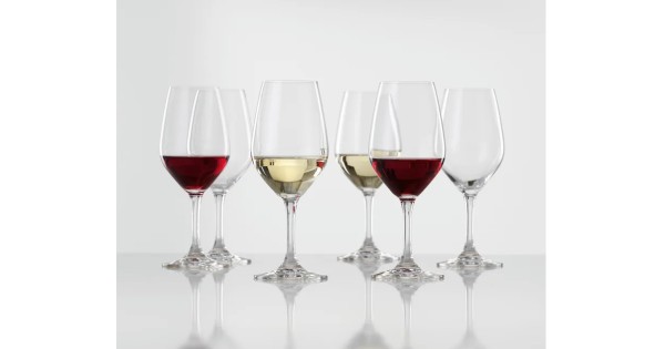 Verres Expert Spiegelau présentés avec du vin rouge et du vin blanc