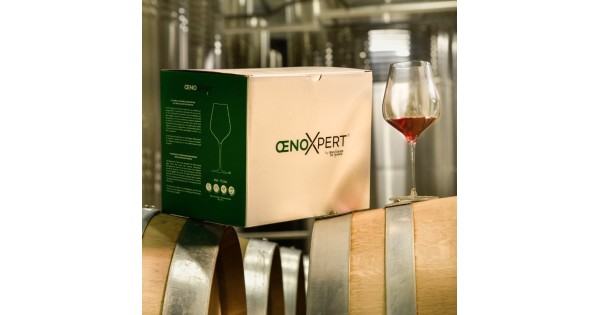 Boîte ŒnoXpert des Œnologues de France avec un verre de vin