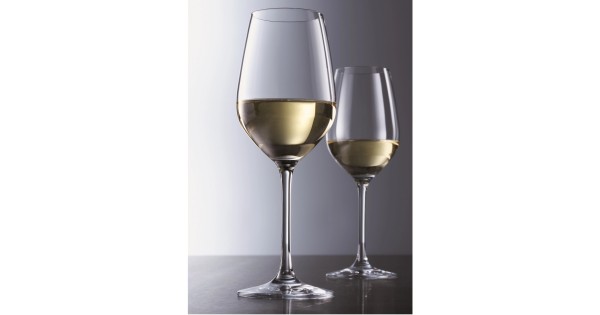 Deux verres Viña Schott Zwiesel présentés avec du vin blanc