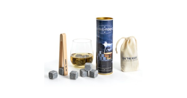 Coffret On The Rocks Bleu de Bretagne avec pierres en granit, pince en bois et sachet, présenté près d’un verre