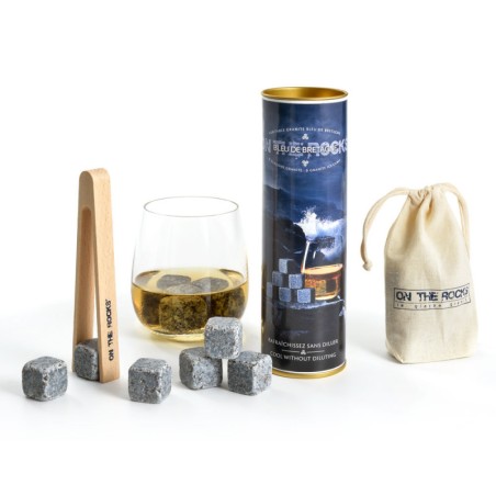 Coffret On The Rocks Bleu de Bretagne avec pierres en granit, pince en bois et sachet, présenté près d’un verre