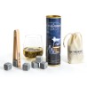 Coffret On The Rocks Bleu de Bretagne avec pierres en granit, pince en bois et sachet, présenté près d’un verre