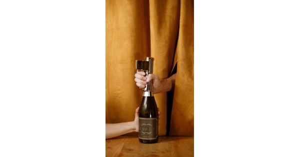 Pince Descorjet Gold installée sur le goulot d’une bouteille de champagne