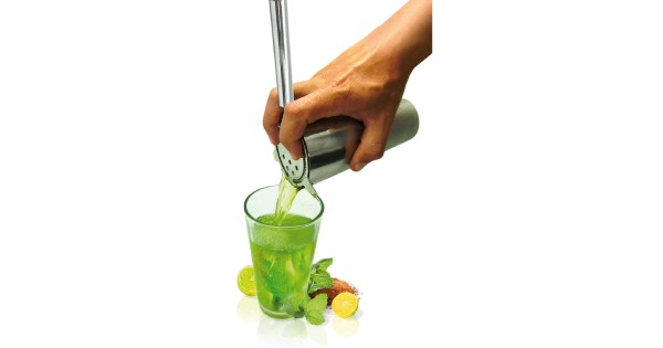 Cocktail versé dans un verre à travers la passoire du set Vin Bouquet