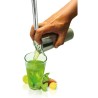 Cocktail versé dans un verre à travers la passoire du set Vin Bouquet