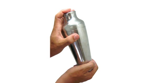 Shaker Vin Bouquet maintenu à deux mains pour préparer un cocktail