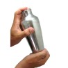 Shaker Vin Bouquet maintenu à deux mains pour préparer un cocktail