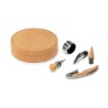 Coffret rond en liège Moreto Stricker fermé et ses quatre accessoires disposés à côté