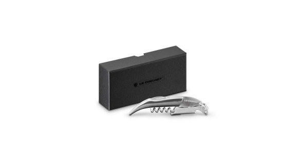 Sommelier Premium tout inox Le Creuset présenté devant sa boîte cadeau noire