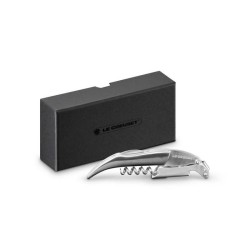 Sommelier Premium tout inox Le Creuset présenté devant sa boîte cadeau noire
